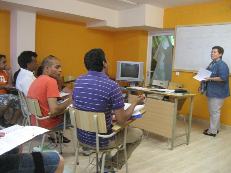 L’Escola de Llengua per a persones nouvingudes obre inscripcions per als cursos de llengua